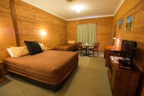 Mud Hut Motel - Accommodation Redcliffe 2