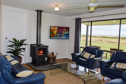 Port Albert Waterview Retreat - Accommodation Redcliffe 2