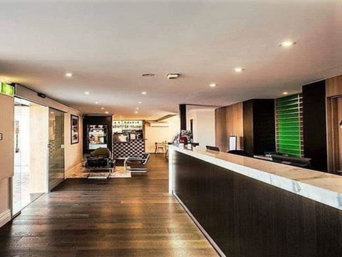 The Waverley International Hotel - Accommodation Redcliffe 0