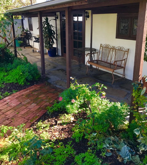 3 Divas Accommodation - The Moscato Cottage - Accommodation Redcliffe 0