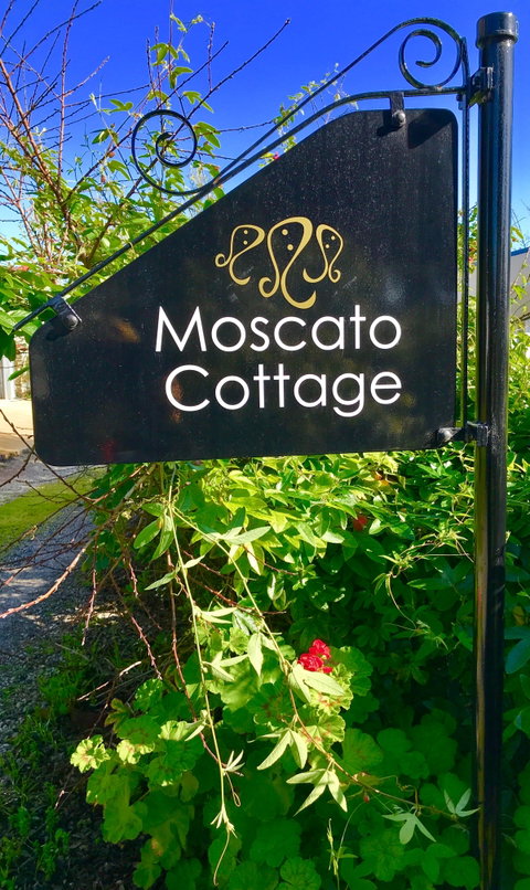 3 Divas Accommodation - The Moscato Cottage - Accommodation Redcliffe 1
