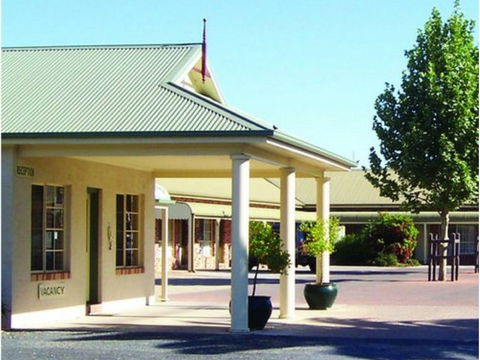 Country Gardens Motor Inn - Accommodation Redcliffe 0