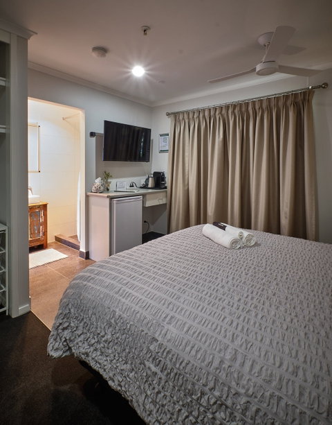 Edlin House - Accommodation Redcliffe 2