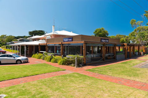 Flinders Hotel - Accommodation Redcliffe 1