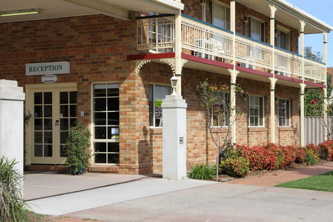Grand Manor Motor Inn - Accommodation Redcliffe 0