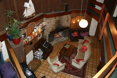 Kasees Apartments And Mountain Lodge - Accommodation Redcliffe 2