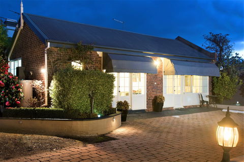 Rose Cottage - Accommodation Redcliffe 0