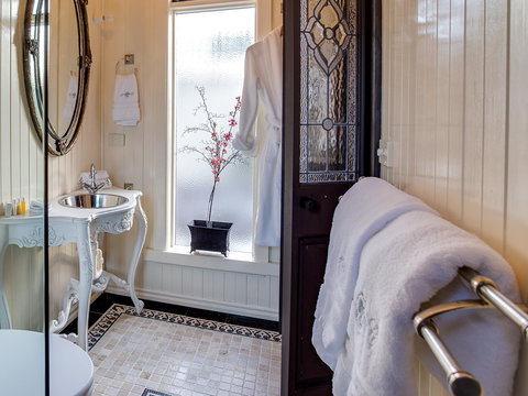 Silverleaf Cottage - Accommodation Redcliffe 2