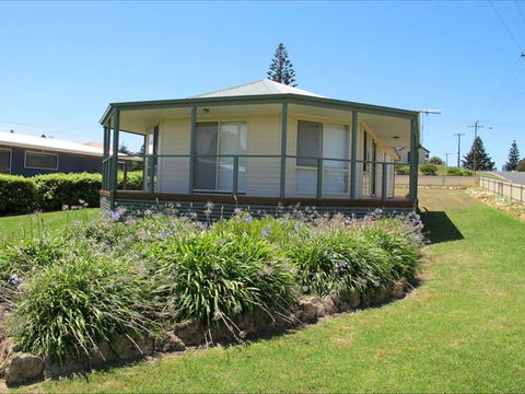 Sims Holiday Home - Accommodation Redcliffe 0