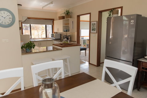 Taranaki Beach Unit - Accommodation Redcliffe 0