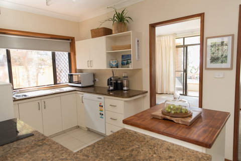 Taranaki Beach Unit - Accommodation Redcliffe 1