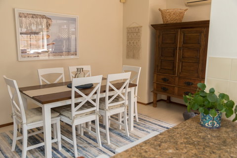 Taranaki Beach Unit - Accommodation Redcliffe 2