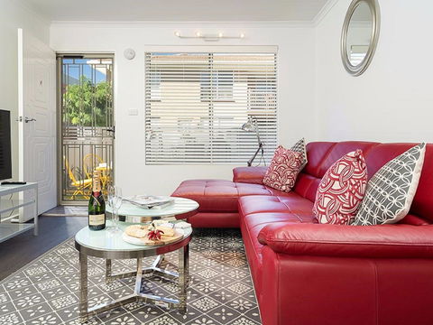 Understated Elegance - Affordable Luxury - Accommodation Redcliffe 2
