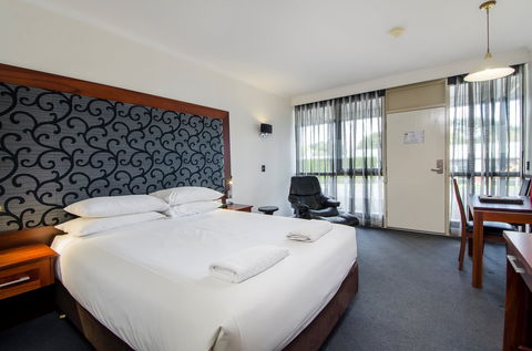 Commodore On The Park - Accommodation Redcliffe 2