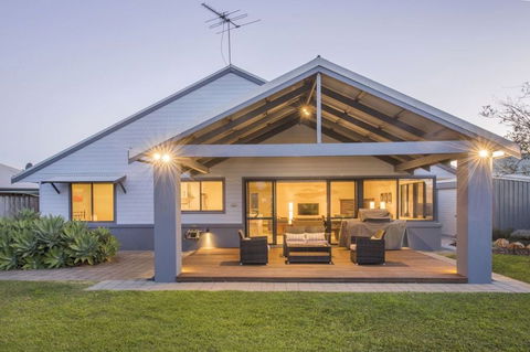 Dave's Digs - Accommodation Redcliffe 0