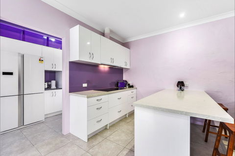 McKinnon's Holiday Home - Accommodation Redcliffe 1