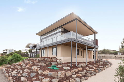 Neighbour Avenue - Accommodation Redcliffe 0