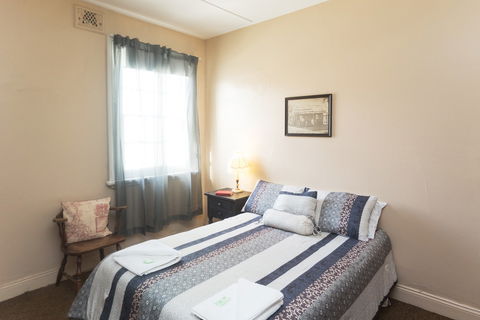 Southern Railway Hotel - Accommodation Redcliffe 2