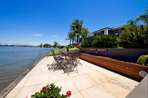Waterfront Holiday Houses - Accommodation Redcliffe 0