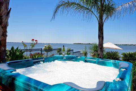 Waterfront Holiday Houses - Accommodation Redcliffe 1