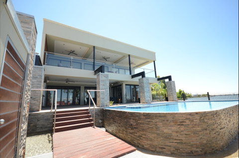 Waterfront Holiday Houses - Accommodation Redcliffe 2