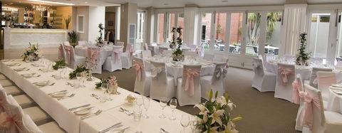 Oscar's Hotel & Cafe Bar - Accommodation Redcliffe 1