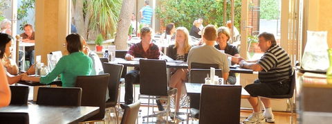 Oscar's Hotel & Cafe Bar - Accommodation Redcliffe 3