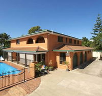 Airlie Court Holiday Apartments - Accommodation Redcliffe