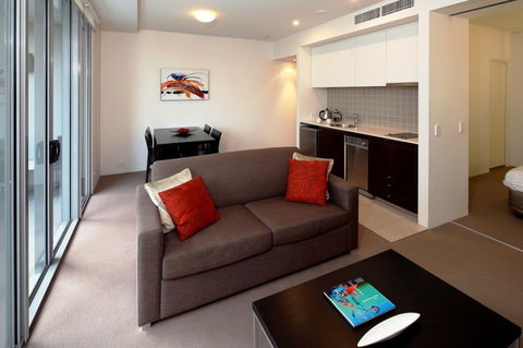 Cairns Luxury Apartments, Harbourlights Complex - Accommodation Redcliffe 2