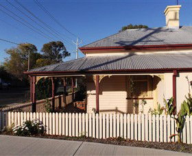 Former Customs Officers Residence - Accommodation Redcliffe 1