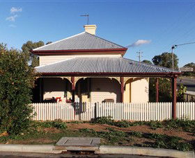 Former Customs Officers Residence - Accommodation Redcliffe 0