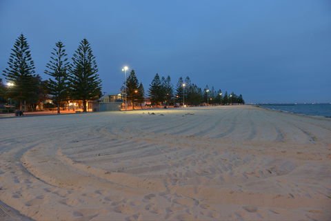 Altona Beach - Accommodation Redcliffe 1