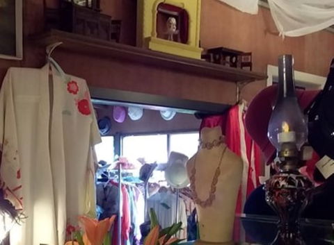 Mauzie's Most Marvellous Vintage - Accommodation Redcliffe 2