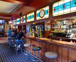 Kensington Hotel - Accommodation Redcliffe 2