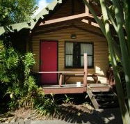 Magnum's Backpackers Bar - Accommodation Redcliffe