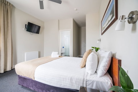 The Huskisson - Accommodation Redcliffe 5