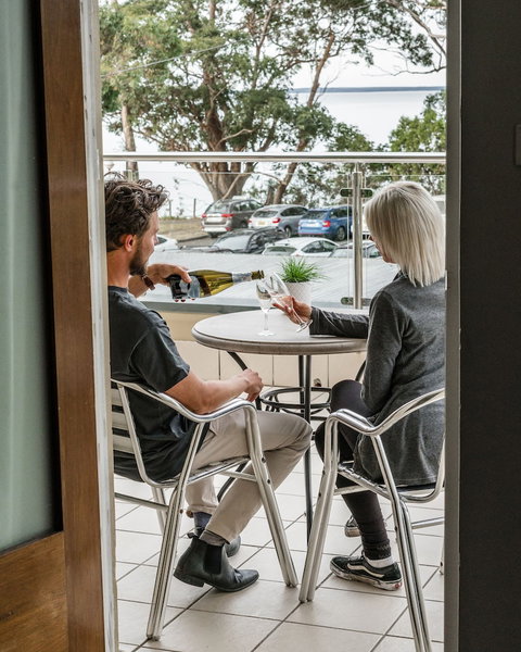 The Huskisson - Accommodation Redcliffe 6