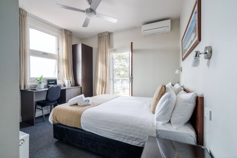 The Huskisson - Accommodation Redcliffe 3