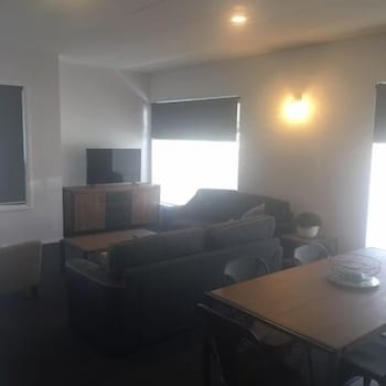 Penguin Seaside Motel - Accommodation Redcliffe 0