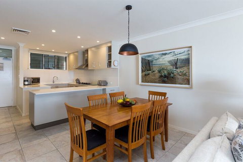 Beach Lodges - Accommodation Redcliffe 3