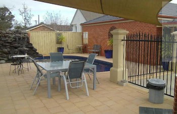 The Georgian Motor Lodge - Accommodation Redcliffe 5