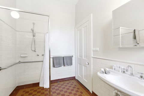 The Riversleigh - Accommodation Redcliffe 6