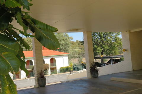 Bishops Lodge Narrandera - Accommodation Redcliffe 1