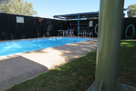 Bishops Lodge Narrandera - Accommodation Redcliffe 5