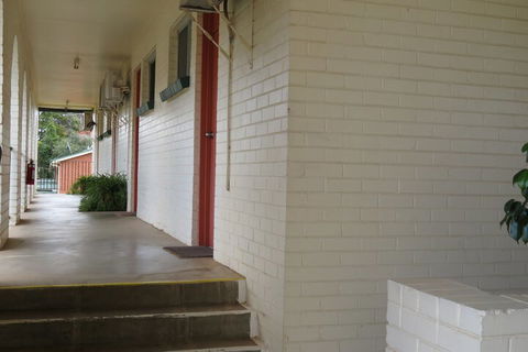 Bishops Lodge Narrandera - Accommodation Redcliffe 2
