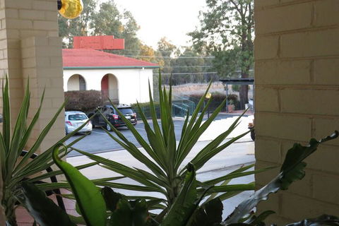 Bishops Lodge Narrandera - Accommodation Redcliffe 3