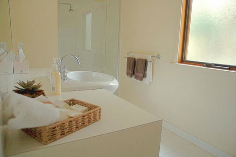 Cedarwood Cottage - Accommodation Redcliffe 1