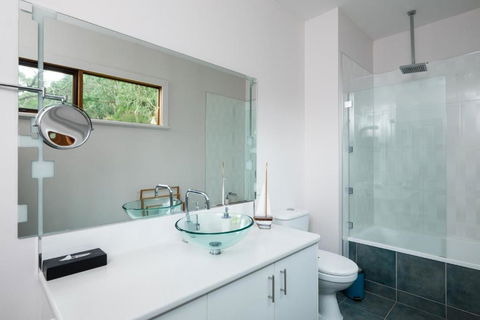 Cedarwood Cottage - Accommodation Redcliffe 2