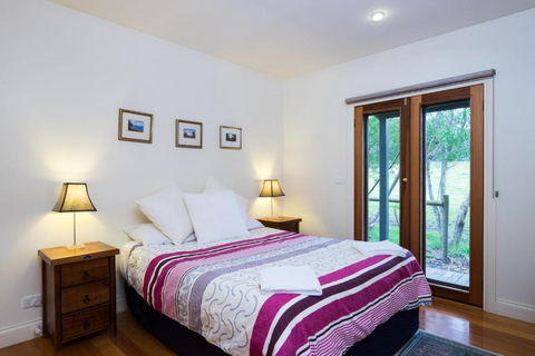 Cedarwood Cottage - Accommodation Redcliffe 6