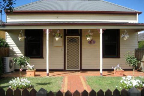 Bloomsbury Cottage - Accommodation Redcliffe 0